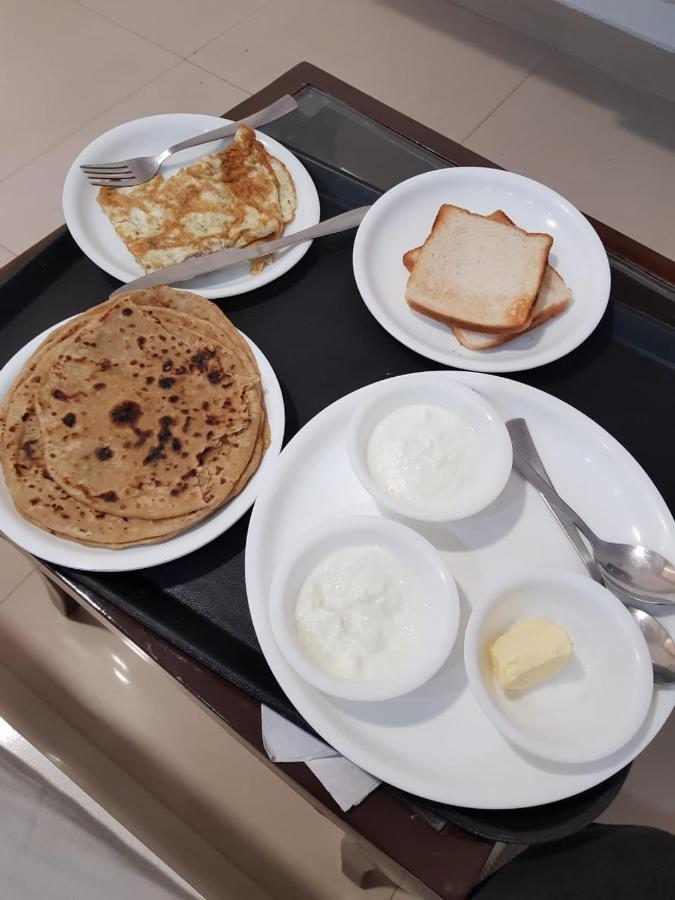 Hotel Vizima Palace - Near Wave City Center Metro Station Noida Exteriér fotografie